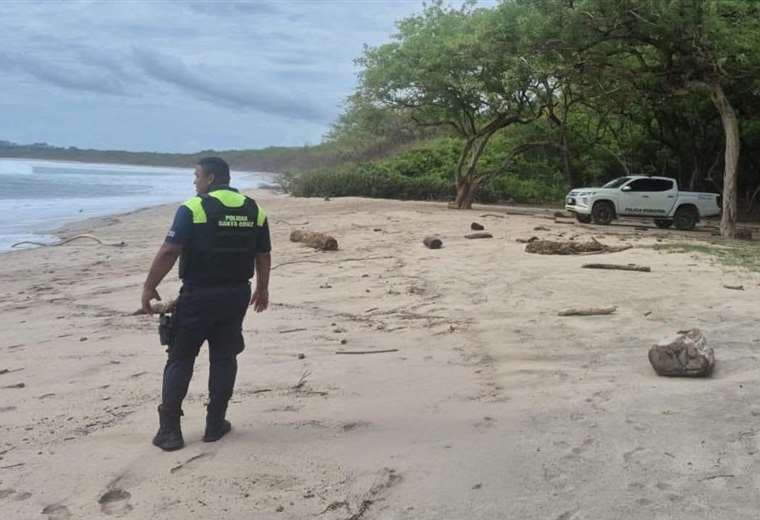 ¿Droga a la deriva? Encuentran decenas de paquetes en playa de Santa Cruz