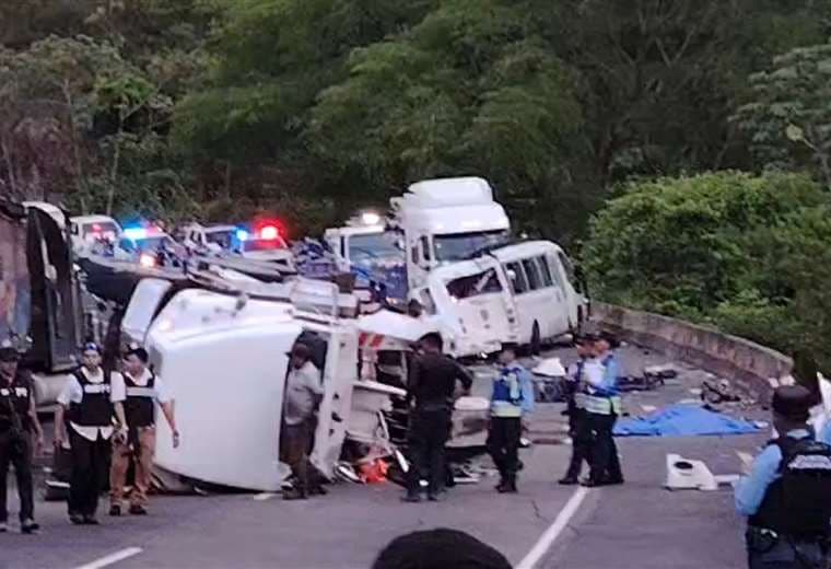 Video: Varios policías muertos y decenas de heridos tras choque de grúa y autobús en Honduras