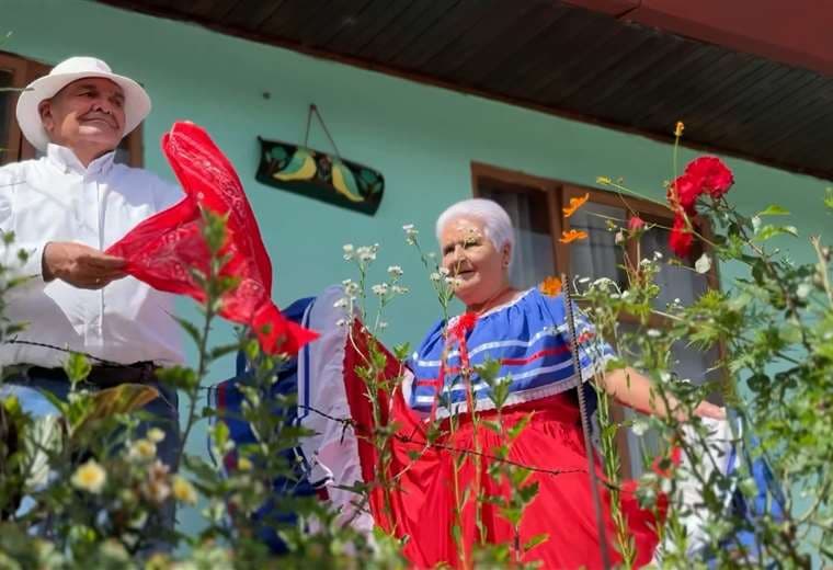 57 años de amor y miles de pasos juntos: don Jorge y doña Mayela alegran con baile típico