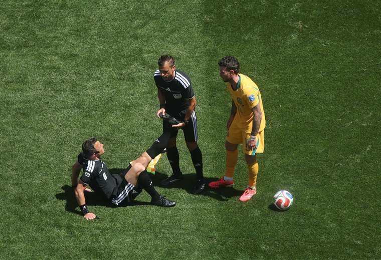El árbitro alemán Felix Zwayer se lesionó, pero pudo terminar el partido. AFP