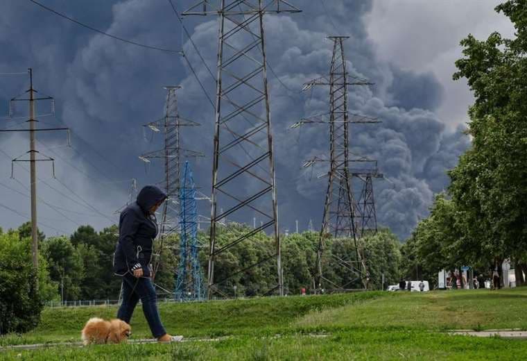 El ataque a una refinería en Moscú acerca la guerra de Rusia contra Ucrania a territorio ruso