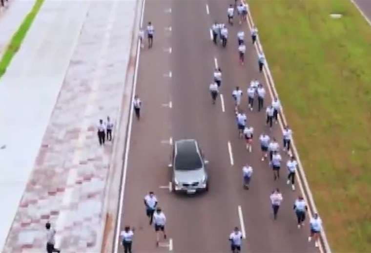 Como si se tratara de una escena de película: Chofer atraviesa maratón para huir de policías