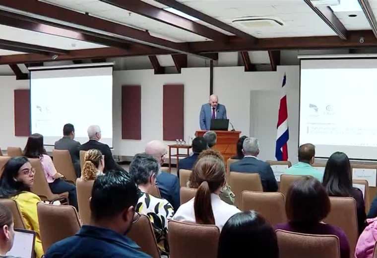 Universitarios se gradúan sin herramientas para emprender, revela estudio del Conare
