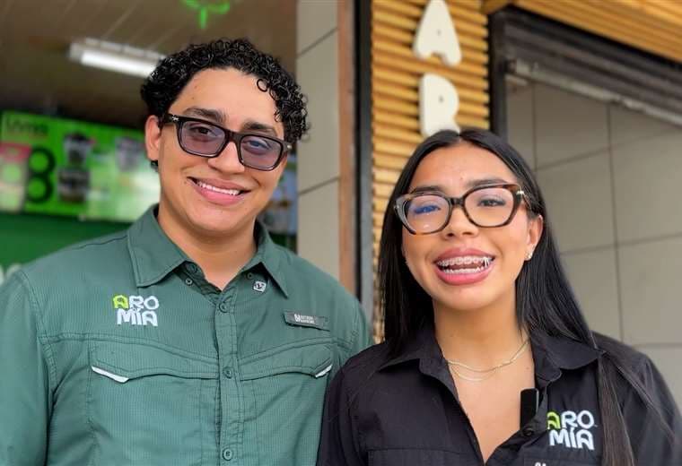 Con 21 años y una idea de TikTok, esta pareja montó tres negocios de fresas con crema