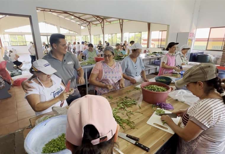 Entre hojas, masa y tradición: así nacen 2 mil tamales en una sola jornada