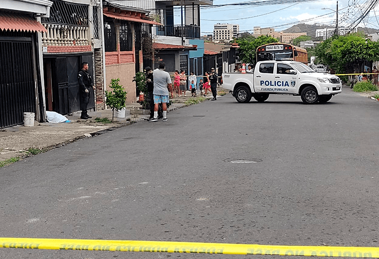 Hombre muere acribillado en plena vía pública en Pavas