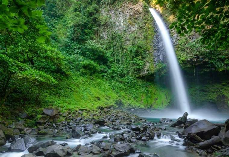 Juanes se enamora de Catarata Río La Fortuna y la califica como un lugar "mágico"