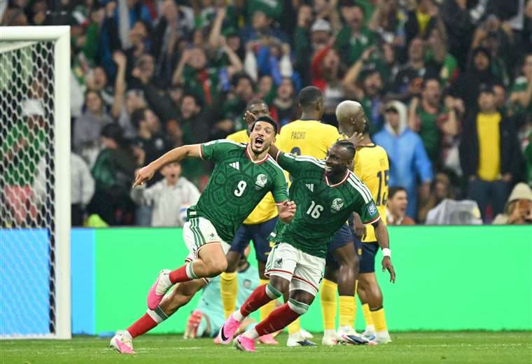 Raúl Jiménez festeja su gol con México/AFP