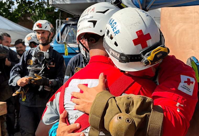 Cruzrojistas ticos celebran rescate de Hernán una semana después de terremotos en Venezuela